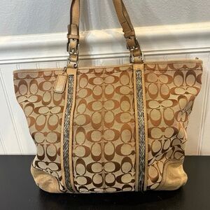 Coach VINTAGE Signature
Canvas Leather Brown beaded
Silver Signature Tote Bag